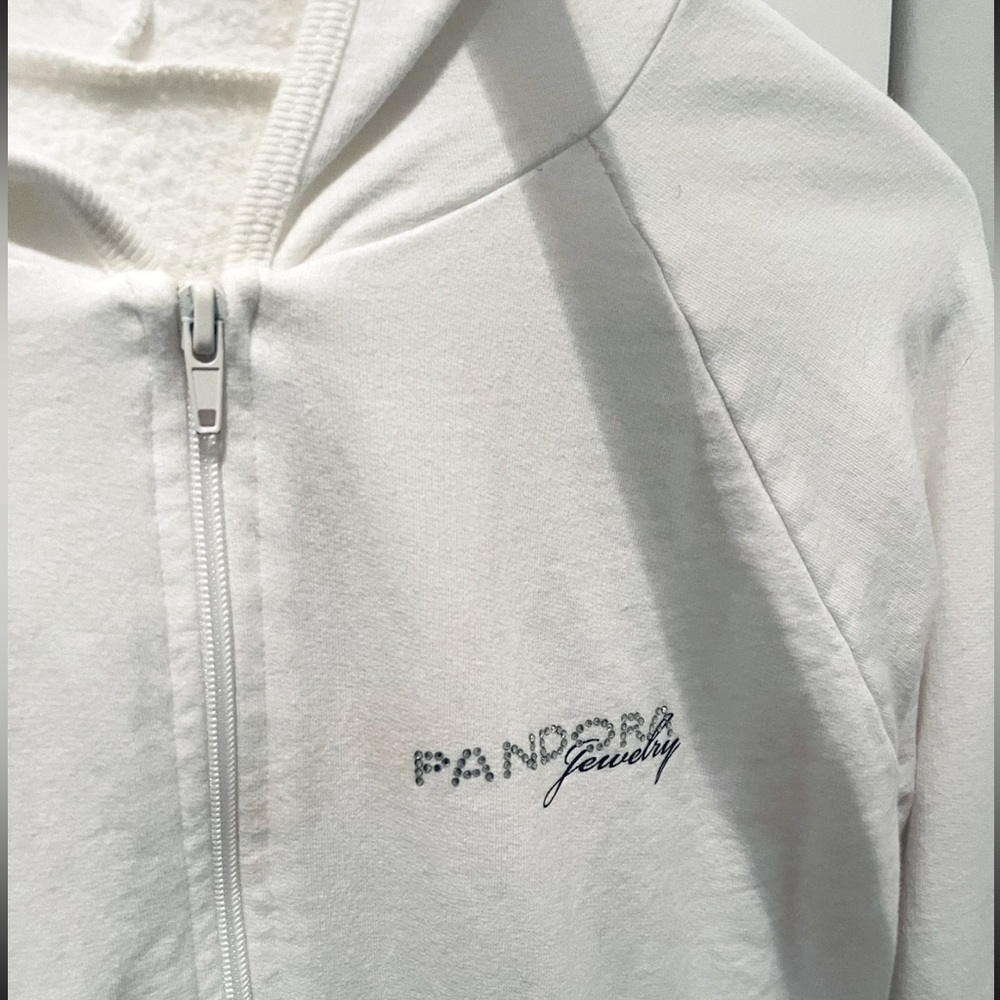 Pandora white Sweater.